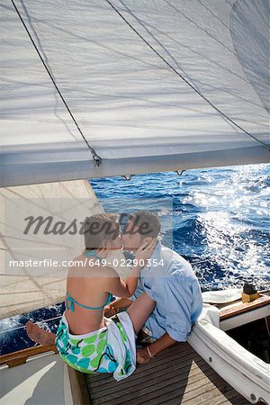 Couple kissing sur voilier