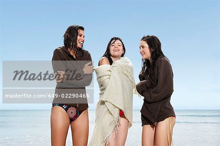 Trois filles au bord de la mer
