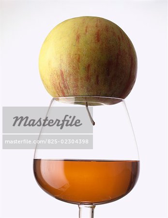 Apple et le brandy de pomme verre de Calvados