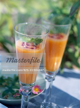 Melonensaft mit Wodka und schwarze Johannisbeere Likör