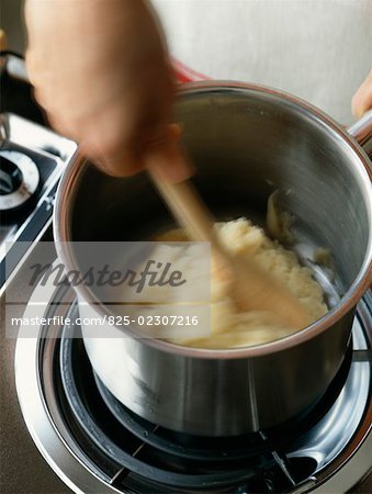 Préparer la purée de pommes de terre dans une casserole