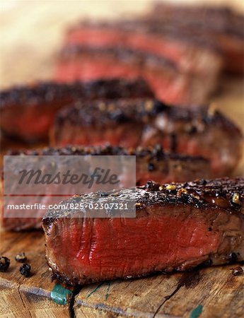 Mittlere Scheiben Rinderfilet mit Pfeffer gekocht