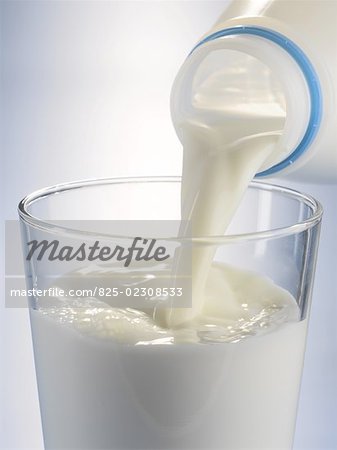 Verser le lait dans un verre