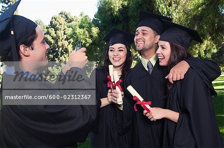 College-Absolventen posieren für Photographie