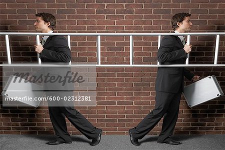 Homme d'affaires à pied avec une échelle dans deux Directions différentes