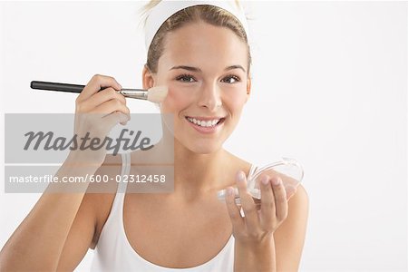 Jeune femme, application de maquillage