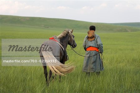 Cavalier à pied avec le cheval, la Mongolie intérieure, Chine