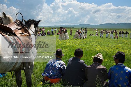 Zuschauenden traditionelle Ringer im Feld, Innere Mongolei, China