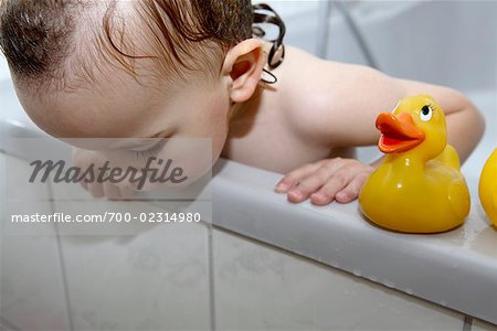 Jungen in Badewanne