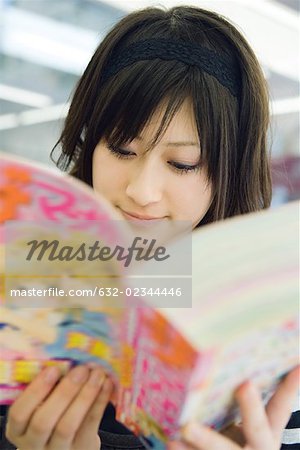 Jeune femme japonaise lire manga-style bande dessinée