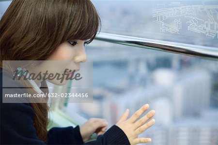Jeune femme sur la grande roue, fenêtre