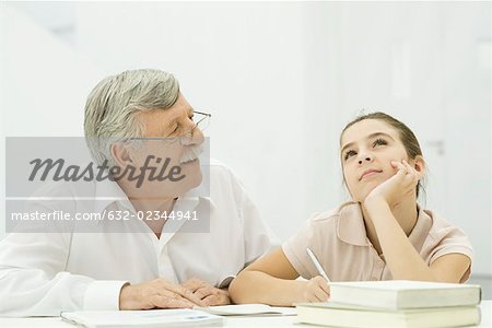 Grand-père petite-fille d'aider avec les devoirs