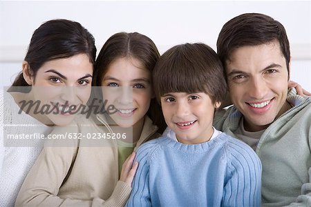 Familie Wange an Wange Lächeln in die Kamera, Porträt