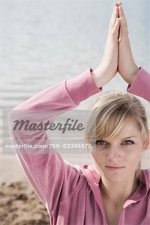 Femme faisant du Yoga sur la plage, Nuremberg, Bavière, Allemagne