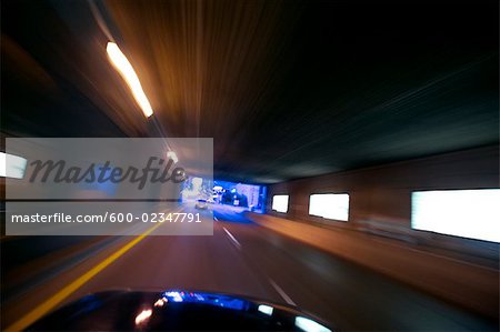 Voiture excès de vitesse à travers un Tunnel Toronto, Ontario, Canada