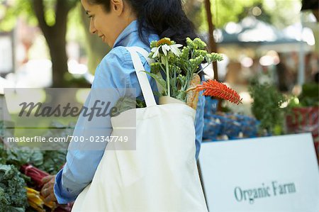 Femme Shopping au marché de l'agriculteur biologique