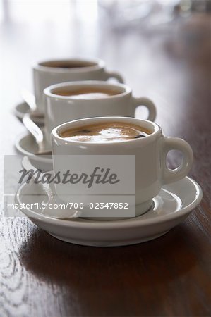 Trois tasses d'expresso sur comptoir Restaurant