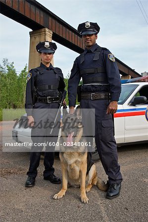 Porträt von Polizeibeamten mit Polizeihund