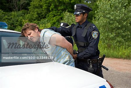 Policiers arrêtant Suspect