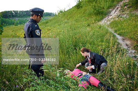 Gerichtsmediziner untersuchen Körper der Frau im Feld, Toronto, Ontario, Kanada
