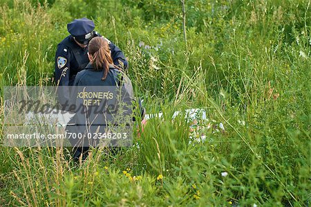 Polizeibeamte mit Körper der Frau im Feld, Toronto, Ontario, Kanada
