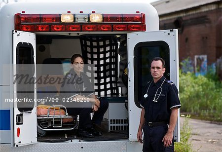 Portrait des travailleurs paramédicaux, ambulance, Toronto, Ontario, Canada