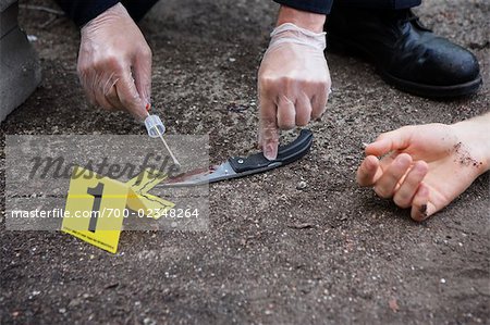 Mains de l'officier de police avec les preuves et le cadavre sur les lieux du Crime, Toronto, Ontario, Canada