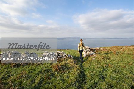 Femme qui marche sur le sentier près de la mer celtique, Cape Clear Island, comté de Cork, Irlande