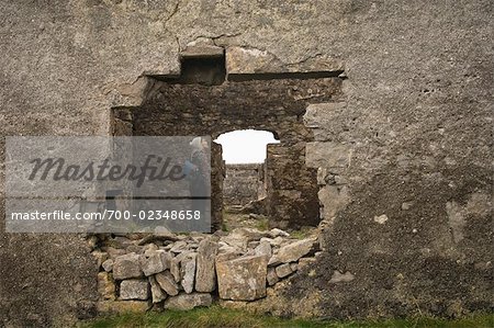 Frau am Dun Arann Heritage Park, Inishmor, Aran Islands, County Galway, Irland
