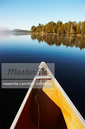 Canoë sur le lac des deux-rivières, parc Algonquin, Ontario, Canada