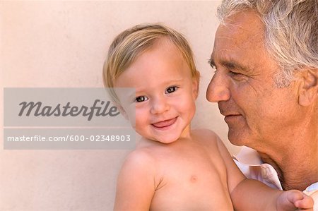 Porträt des kleinen Jungen mit Opa