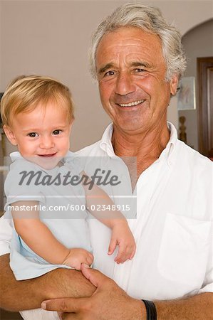 Portrait du petit garçon avec grand-papa