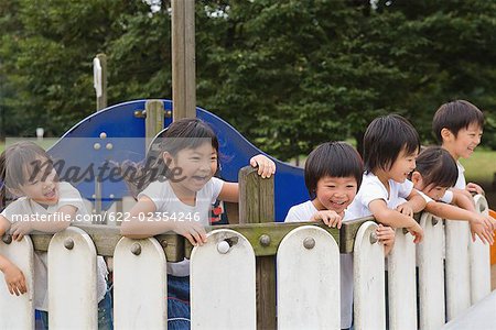 Kinder spielen zusammen in einem park