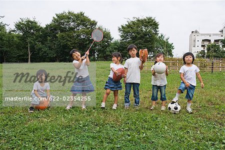 Enfants jouant avec des équipements sportifs dans un parc