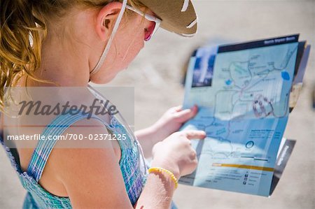 Mädchen lesen Karte, Yellowstone Nationalpark, Wyoming, USA