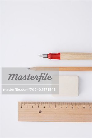 Nahaufnahme der Kugelschreiber, Bleistift, Radiergummi und Lineal