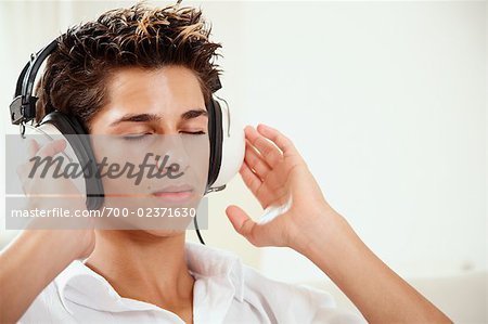 Adolescent, écouter de la musique