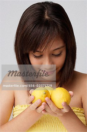 Jeune femme à odeur de citron