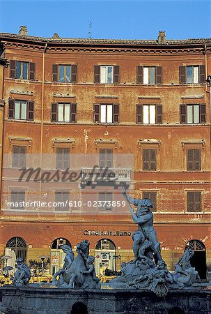 Italie, Rome, Piazza Navona, la fontaine de Neptune et de façade