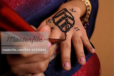 mains de la femme indienne application de henné