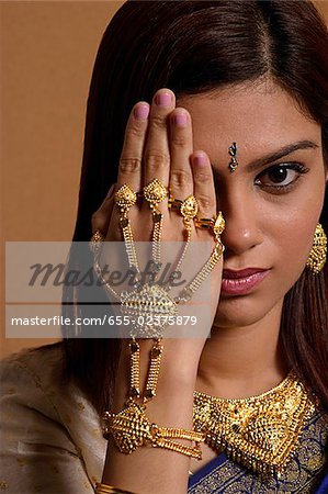 Indische Frau tragen traditionelle Hochzeit Schmuck