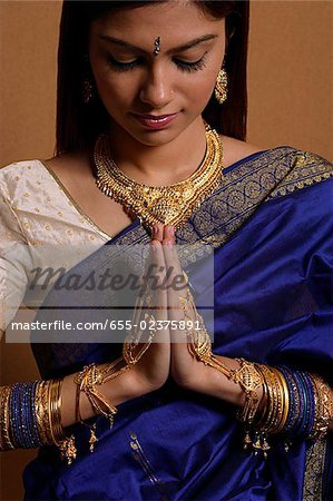 Femme indienne portant des bijoux de mariage traditionnel