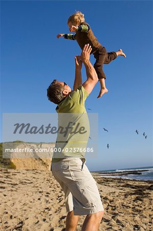 Père et fils jouent sur la plage, Santa Cruz, Californie, USA