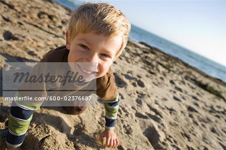 Portrait du petit garçon sur la plage, Santa Cruz, Californie, USA