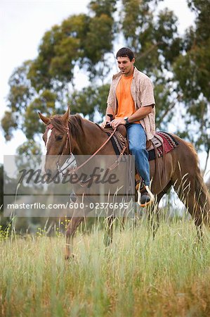 Homme cheval sur Ranch, Santa Cruz, Californie, USA