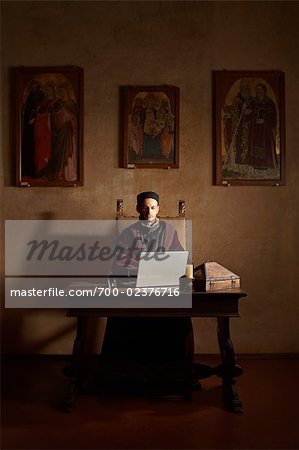Homme médiéval au bureau avec ordinateur portable, Mugello, Toscane, Italie