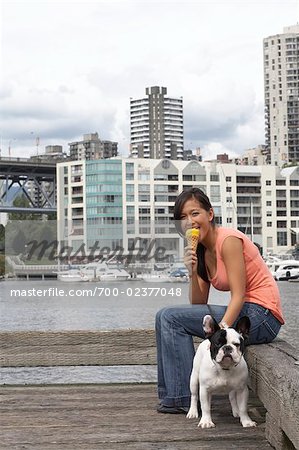 Frau Essen Mango Gelato, hängen mit ihrer französischen Bulldogge, Granville Island, Vancouver, BC, Kanada