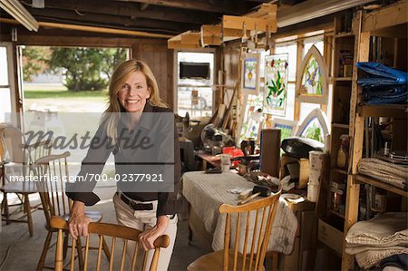 Femme réparation meubles en atelier