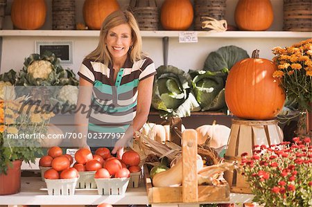 Frau verkaufen Gemüse am Markt
