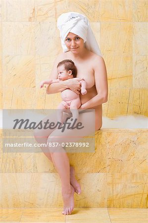 Portrait D Une Femme Mature Nue Portant Sa Fille Nouveau Ne Dans La Salle De Bain Photographie De Stock Masterfile Rights Managed Artiste Glowimages Code 7